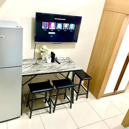 Kathys Crib At Shell Residences Манила Экстерьер фото